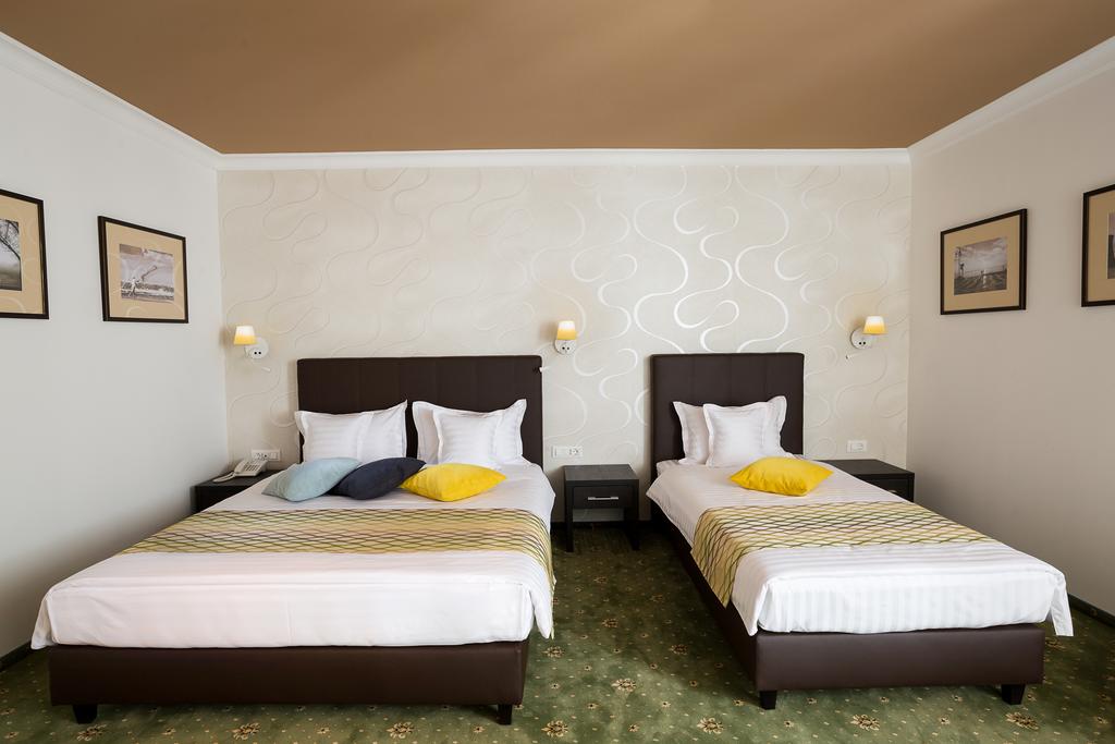 Cameră twin de hotel cu mobilier personalizat