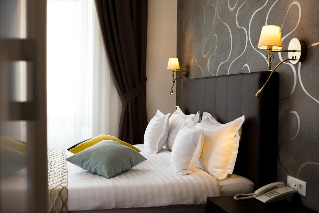 Cameră de hotel cu tăblie tapițată și mobilier la comandă