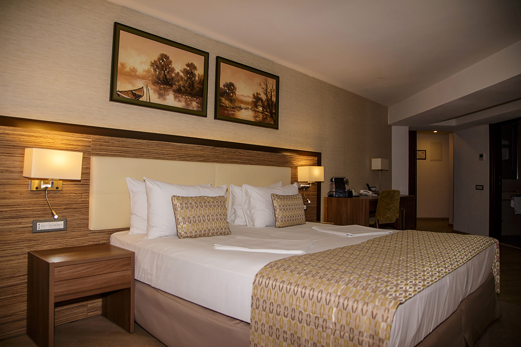 Mobilier hotelier la comandă — pat, tăblie și noptiere, Hotel Egreta