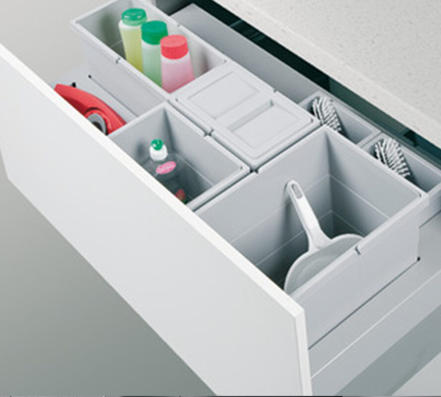 Sertar-cu-organzitator-deseuri-si-produse-curatenie