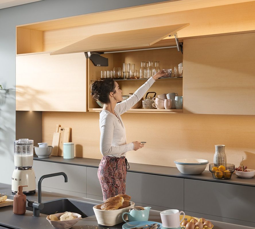 Sistem-ridicare-dintr-o-bucata-pentru-fronturi-mari-HS-Blum-889x800