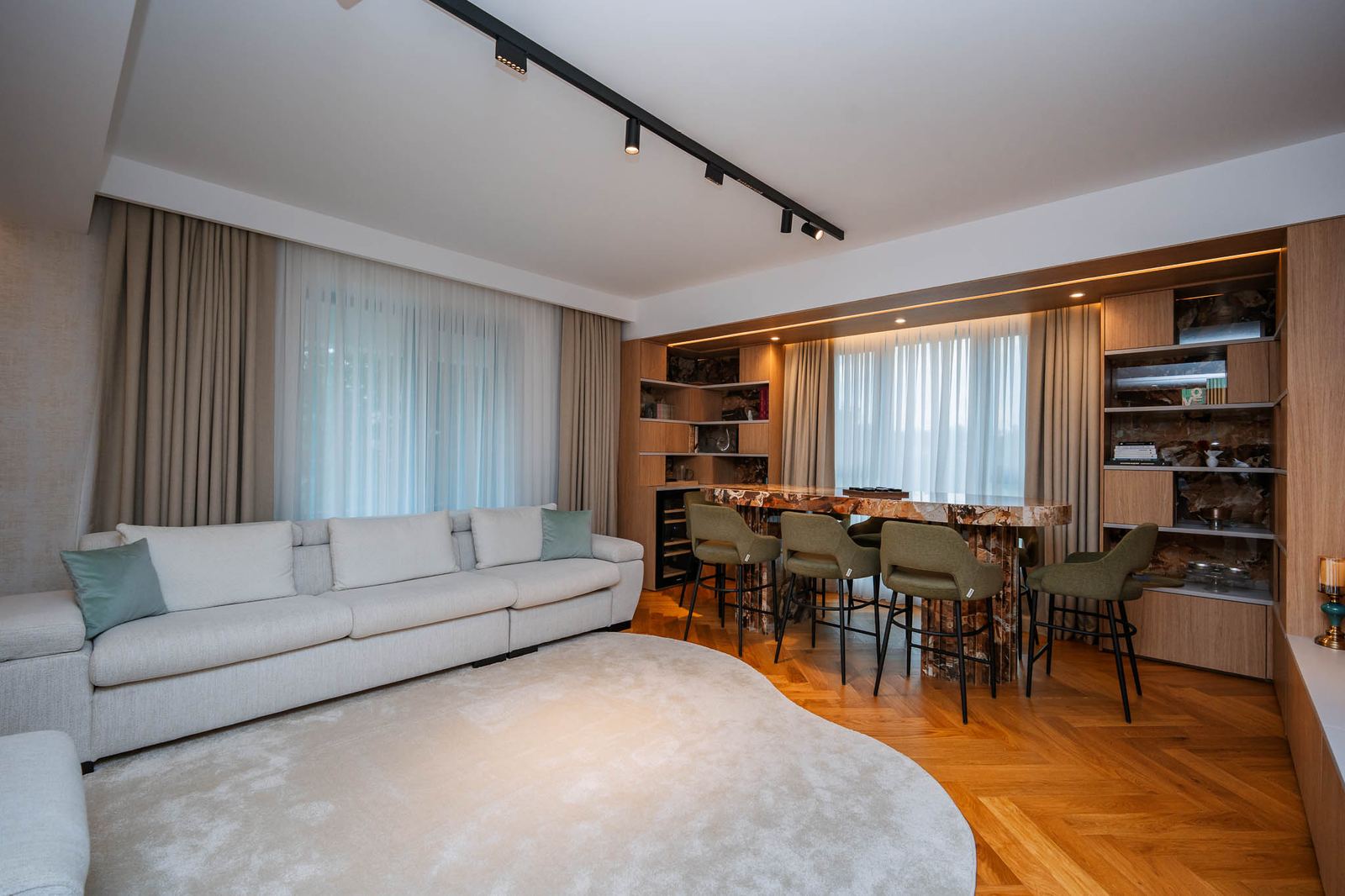 Living complet mobilat la comandă — canapea, dining, corpuri suspendate